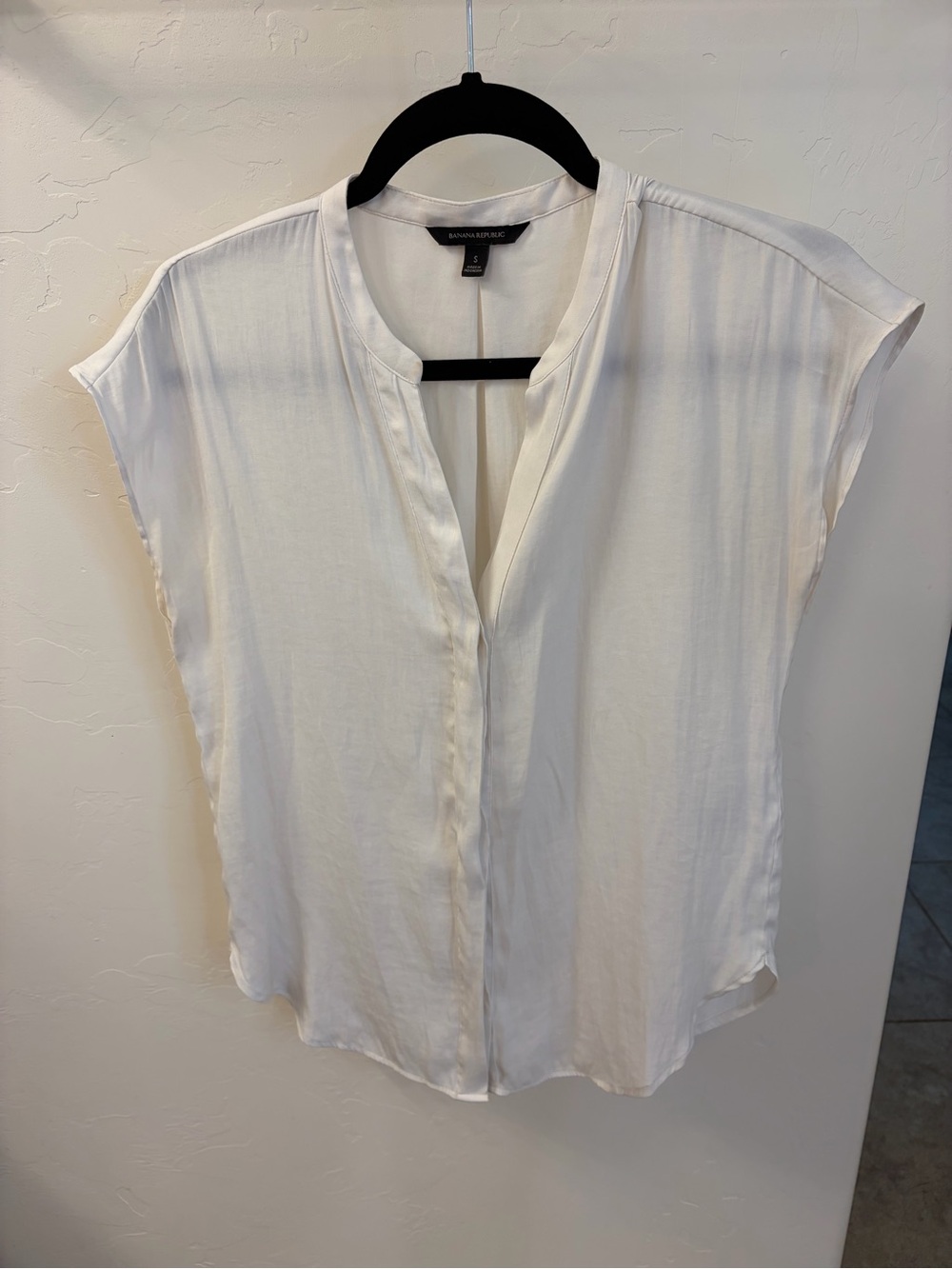 Banana Republic Ivory Split-Neck Cap Sleeve Blouse